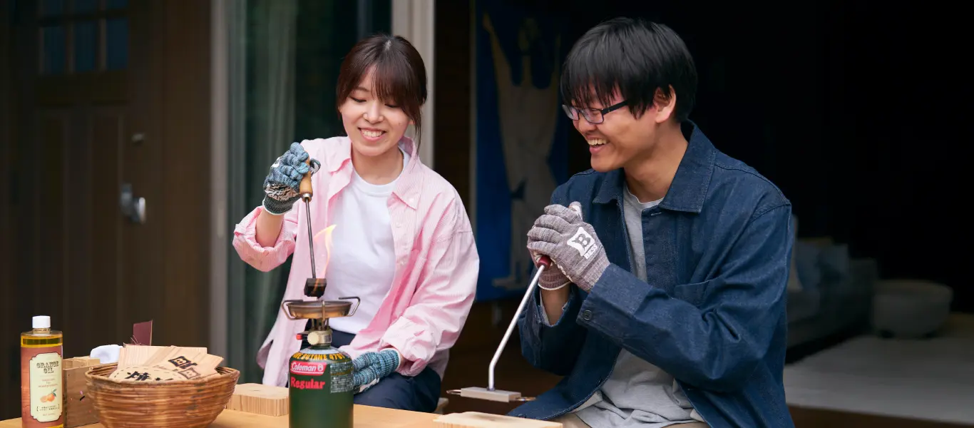 木工クラフト体験をするカップル